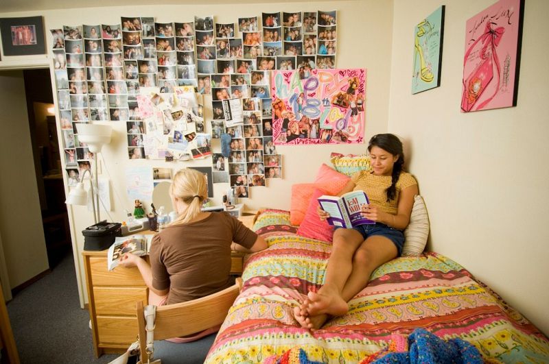 Студентка сидит голая на кровате в общаге фото